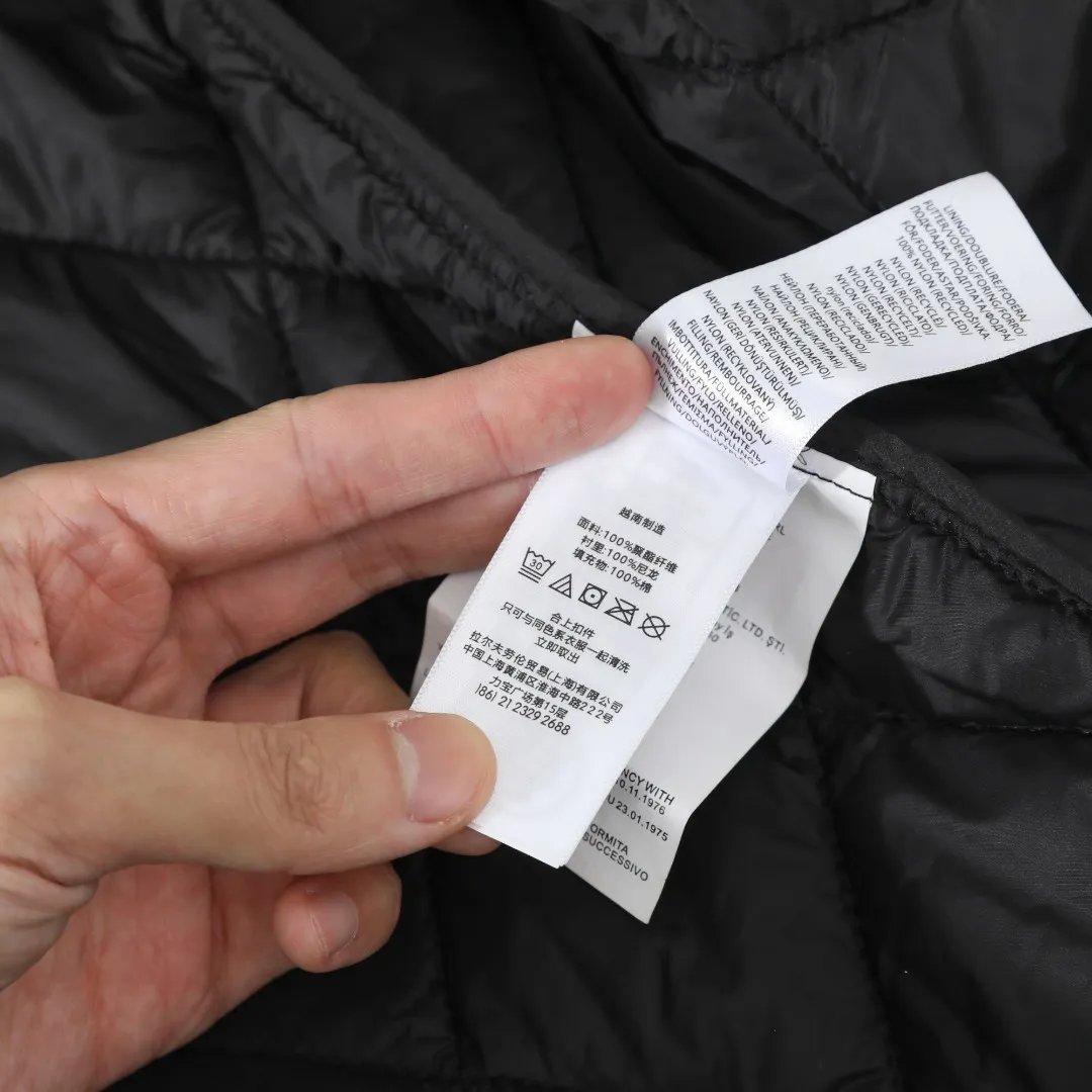 P370 #59 Ralph Lauren classic rhombus quilted cotton jacket for men and women. Inspired by retro workwear, it blends with contemporary British style. The imported machine-pressed rhombus quilting is accurately aligned, and the three-dimensional H-shaped tailoring is neat and slim. It is not bulky when layered in autumn and winter, and still maintains a light style.  Texture is reflected in the details: customized metal buckles, corduroy lapels, breathable eyelets under the arms, and slits on the hem, all replicating the brand's high-end genes. All excipients are standardized!  Five colors to choose from: black/khaki/brown/green/navy blue, easy to switch between commuting, leisure, and travel occasions. Function and appearance coexist: 37.5°C temperature control black technology, breathable and moisture-proof, anti-slip cotton patented fabric, temperature-locking, soft and waxy, durable and stylish. A retro warm-keeping item that can handle low temperatures calmly. The details are all made of craftsmanship, and the style has no limits. It has a classy look that will turn heads.  Color: Khaki Black Navy Green Brown Size: S M L